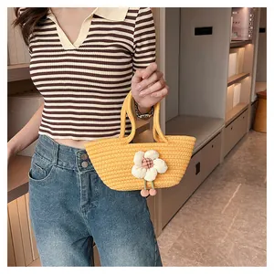 Detailaufnahme der gelben Stricktasche mit 3D-Blume und stabilen Doppelgriffen