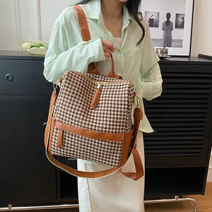 Sac à dos rétro motif pied-de-poule avec bordure en cuir marron et bandoulière sur modèle
