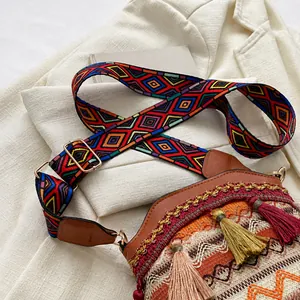 Détail du sac seau bohème avec bandoulière jacquard colorée et franges ethniques