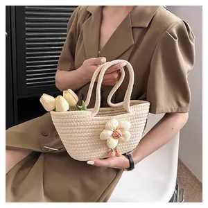 Detail der beige gewebten Handtasche mit 3D-Stoffblume und Seil-Textur-Design