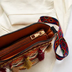 Détail de la fermeture éclair en métal doré lisse du sac seau à franges ethnique