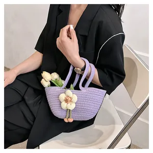Detail der fliederfarbenen Web-Handtasche mit 3D-Blumendekor und grober Baumwollstruktur