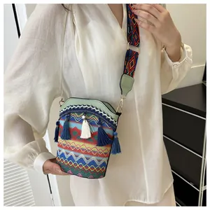 Borsa a secchiello boho con trama colorata, nappe blu e tracolla con motivi geometrici