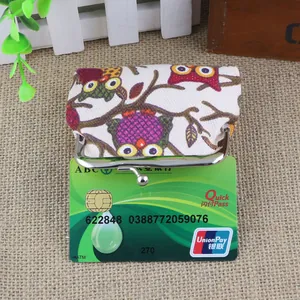 Detailweergave van uil portemonnee van canvas met metalen sluiting en compact formaat
