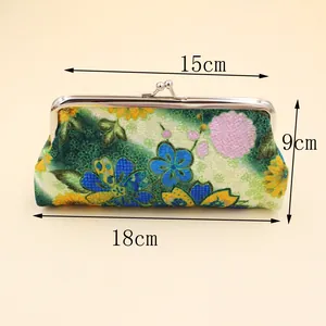 Vue détaillée du portefeuille vintage brodé avec dimensions de 18cm par 9cm et fleurs