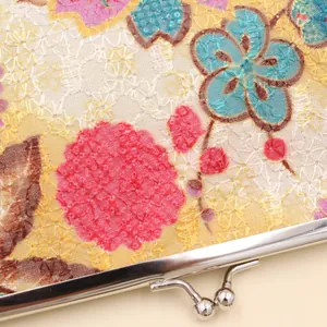 Pochette brodée de fleurs à la mode avec fermoir argenté vintage et fleurs colorées