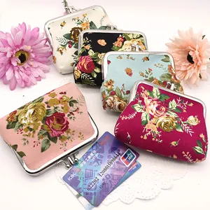 Detail van vintage canvas portemonnees met bloemenprint en metalen kliksluiting in patronen