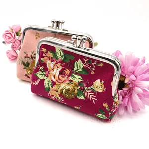 Detail van vintage canvas portemonnees met bloemenprint en metalen knipsluiting
