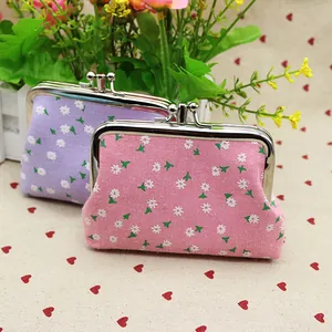 Detail van vintage katoenen portemonnees met bloemenprint en zilveren metalen sluiting