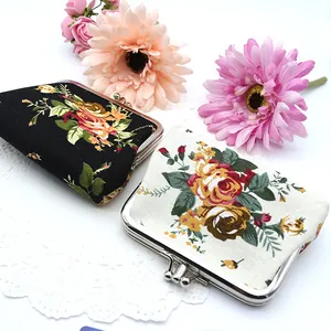 Detailopname van vintage bloemenportemonnees met knipsluiting en rozenpatronen