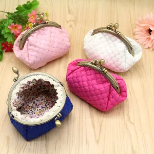 Porte-monnaie vintage à paillettes avec motif matelassé et doublure florale colorée