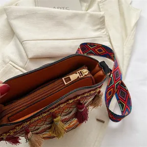 Borsa a secchiello etnica intrecciata con nappe colorate e tracolla geometrica