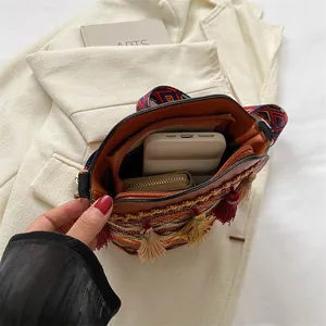 Borsa a secchiello etnica bohémien con trama intrecciata e vivaci nappe a frangia colorata