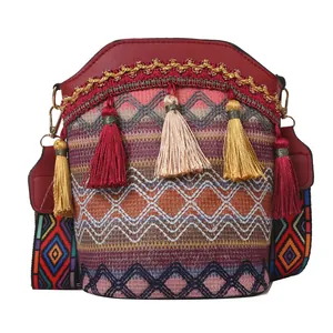 Borsa a secchiello etnica stile boho con motivi a onde in maglia e nappe colorate