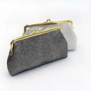 Detail van glitter avondtassen met vintage gouden kiss-lock metalen frames en sluiting