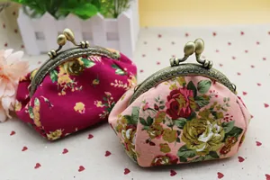 Gros plan de porte-monnaie en toile florale avec fermoirs rétro en bronze rose