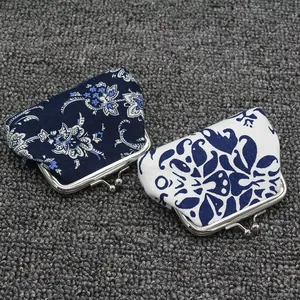 Detail van canvas portemonnees met vintage bloemmotieven en zilveren metalen knipsluiting