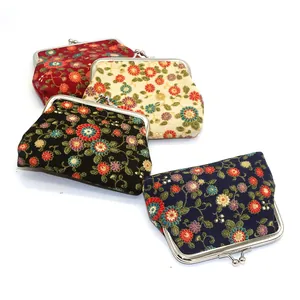 Stoffen portemonnees met bloemenprint en metalen kliksluiting in kimono-stijl