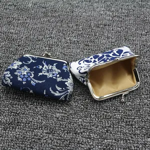 Detailweergave van vintage canvas portemonnees met metalen sluiting en bloemmotieven