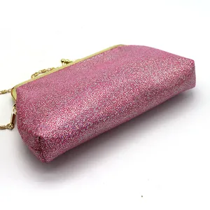 Roze pailletten avondtas met goudkleurig metalen frame en bolvormige sluiting
