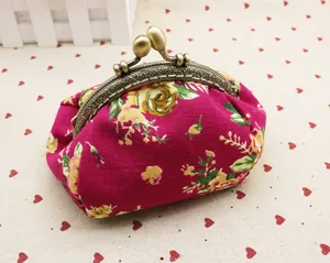 Gros plan d'un porte-monnaie en toile fleurie avec un fermoir rétro en bronze