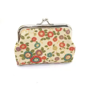 Kleine stoffen portemonnee met bloemenprint en een zilverkleurige metalen sluiting
