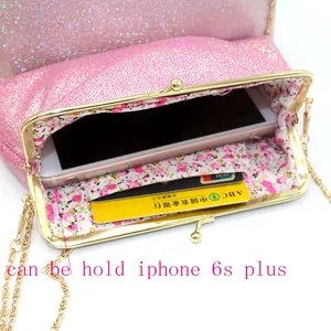 Roze glitter clutch voor dames met bloemenvoering en gouden ketting schouderriem