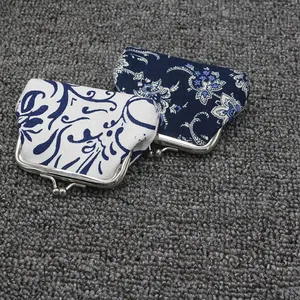 Detail van vintage canvas portemonnees met blauwe bloemenpatronen en metalen sluitingen