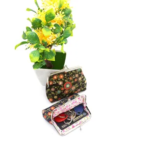 Detail van vintage bloemen portemonnees met metalen sluiting en zachte binnenvoering