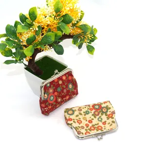 Detail van vintage bloemen portemonnees met metalen frame sluiting en borduurwerk op stof