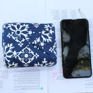 Petit sac en tissu bleu à motif flocon de neige à côté d'un smartphone noir