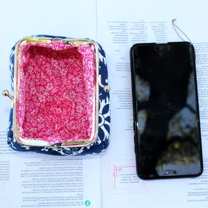Vue détaillée du porte-monnaie ethnique ouvert avec doublure rose et fermoir métal