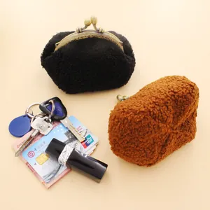 Détail de porte-monnaie en peluche noir et marron avec fermoir métallique vintage