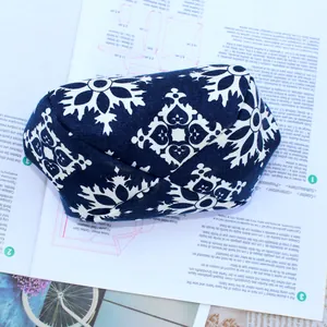 Gros plan d'une pochette ethnique en tissu bleu marine avec motif de flocon