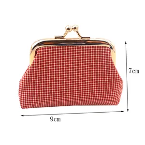 Macro-opname van de kleine 9x7cm rode geruite stoffen portemonnee met gouden kiss lock