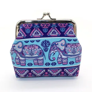 Detail van etnische olifanten portemonnee met boho-patroon en vintage metalen sluiting