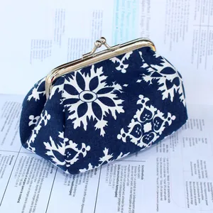 Détail d'un porte-monnaie en tissu bleu marine avec fermoir en métal doré rétro