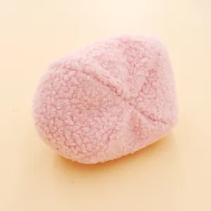 Détail du mini porte-monnaie rose en polaire sherpa avec coutures en croix sur tissu doux