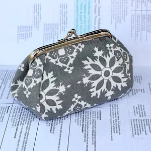 Détail macro du porte-monnaie en tissu à motifs gris avec fermoir en métal rétro