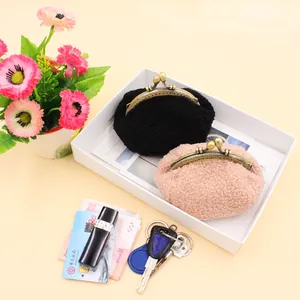 Détail de porte-monnaie en peluche rose et noir avec fermoir vintage pour petits objets
