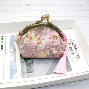 Nahaufnahme der rosa Blumentasche mit Vintage Messingverschluss und Seidenquaste