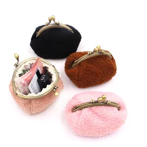 Mini porte-monnaie en peluche avec fermoir vintage en noir, marron, rose et corail