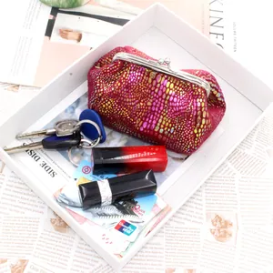 Detailweergave van de roze laser pailletten portemonnee met ruimte voor lippenstiften