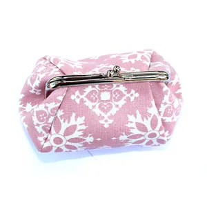 Porte-monnaie ethnique en tissu à motif floral rose avec fermoir en métal argenté