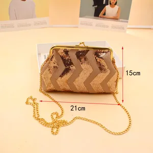 Detailweergave van de gouden pailletten clutch met golfpatroon en metalen sluiting