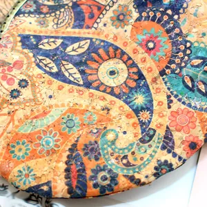 Vue détaillée du porte-monnaie en liège naturel avec motifs floraux et cachemire colorés