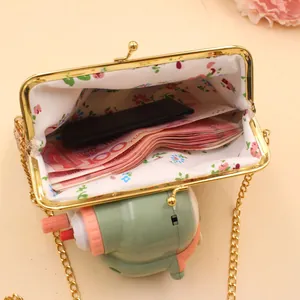 Retro geblokte mini-crossbodytas met gouden ketting en een bloemige binnenvoering