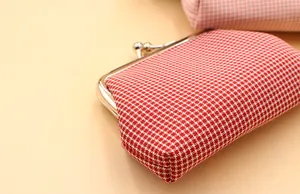 Mini vintage portemonnee met rood-wit ruitjespatroon en zilveren metalen sluiting