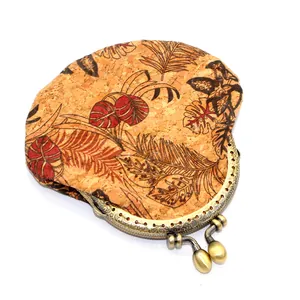 Détail du porte-monnaie en liège à motif tropical avec fermoir en métal vintage