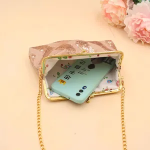 Mini handtas met roségouden lovertjes, V-patroon, metalen ketting en vintage kliksluiting